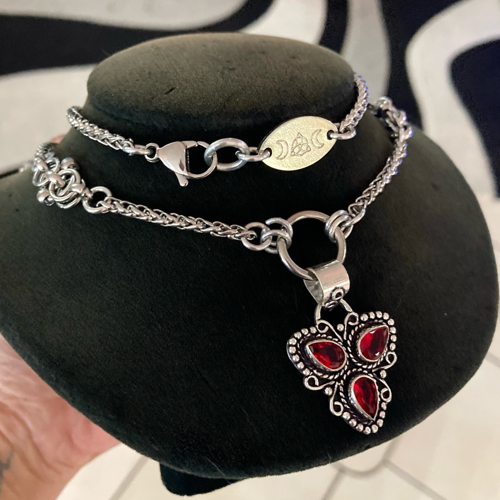925 sterling silver overlay red garnet triangle Celtic knot maille necklace - Picture 13 of 13